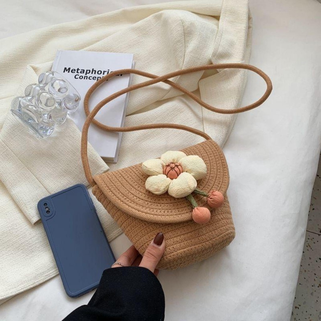【พร้อมส่ง】กระเป๋าสะพายข้าง กระเป๋าดีไซน์เฉพาะสำหรับผู้หญิง แฟชั่นฤดูร้อนใหม่ปี Ins 2024