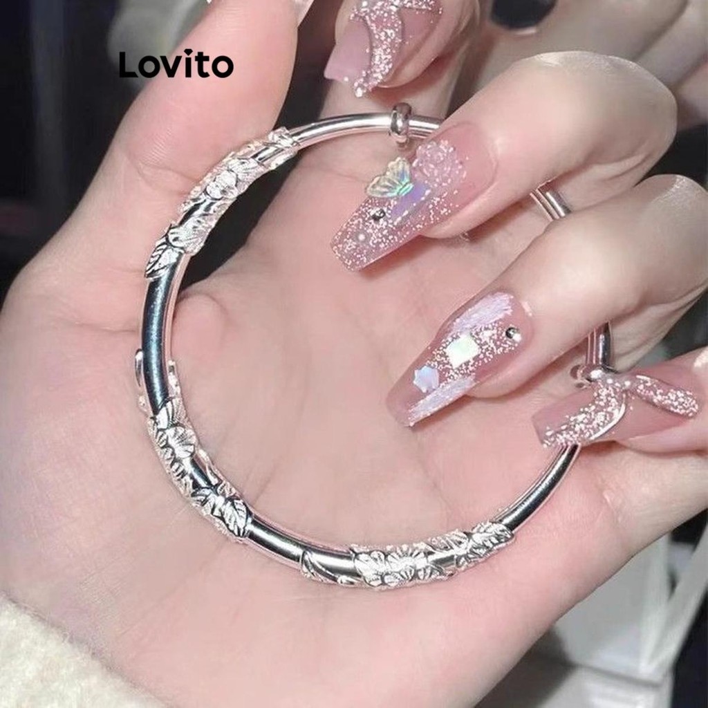 Lovito สร้อยข้อมือผู้หญิง ลายดอกไม้ เท็กซ์เจอร์โลหะ สีพื้น สไตล์ลำลอง LFA31203