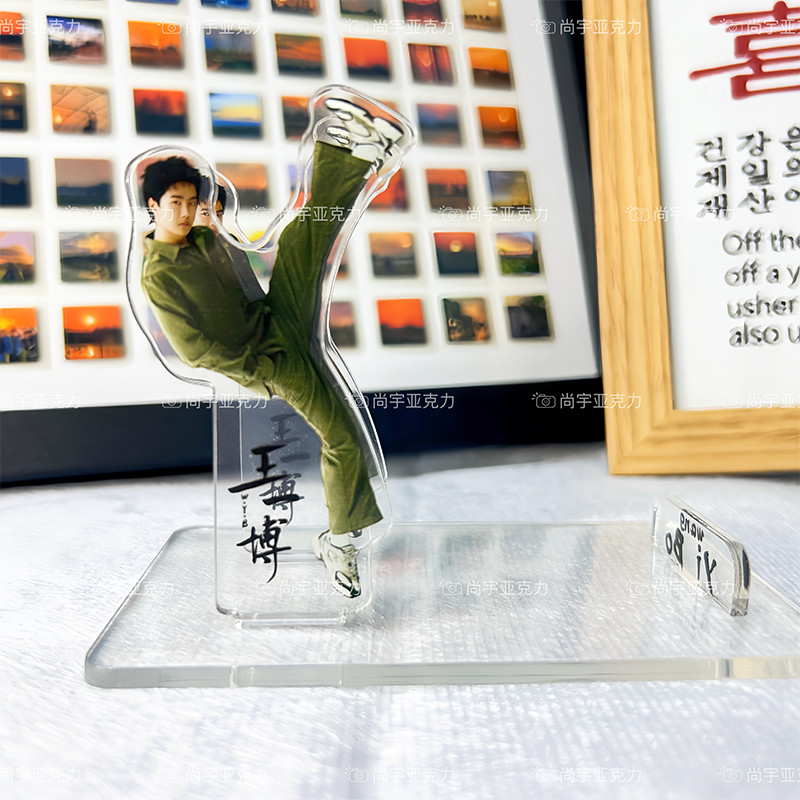 {ที่วางโทรศัพท์อนิเมะ} Wang Yibo Crocodile Kick Stand Phone Holder Character Peripheral Creative Humanoid Lazy Artifact Desktop Chasing Drama Alien