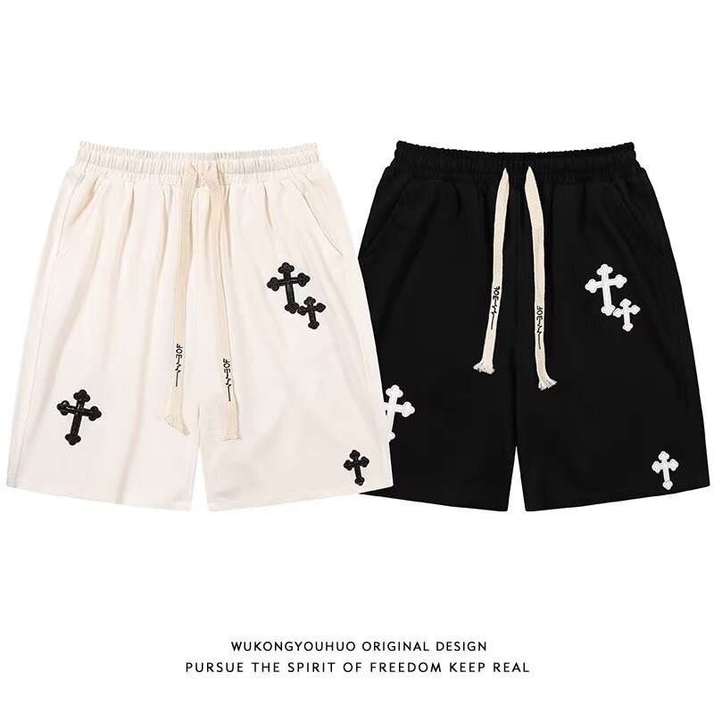 กางเกงขาสั้นกีฬาขาสั้นแบบไขว้แนวสตรีทย้อนยุคของผู้ชายในกางเกงห้าจุดทรงหลวมสีเข้มบนถนนสูง