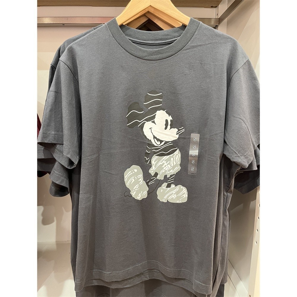 ในสต ็ อก Uniqlo Disney Mickey Mouse Pixar Strawberry Bear เสื ้ อยืดคนรักชายและหญิง UT