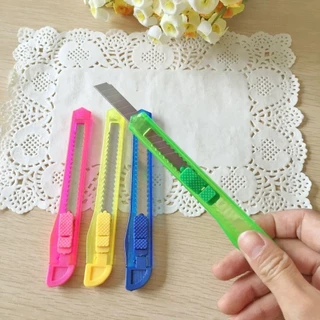 คัตเตอร์ ขนาดเล็ก พกพาง่าย S0365 S0366 สุ่มสี พลาสติก ตัดกระดาษ มีดตัดกระดาษ