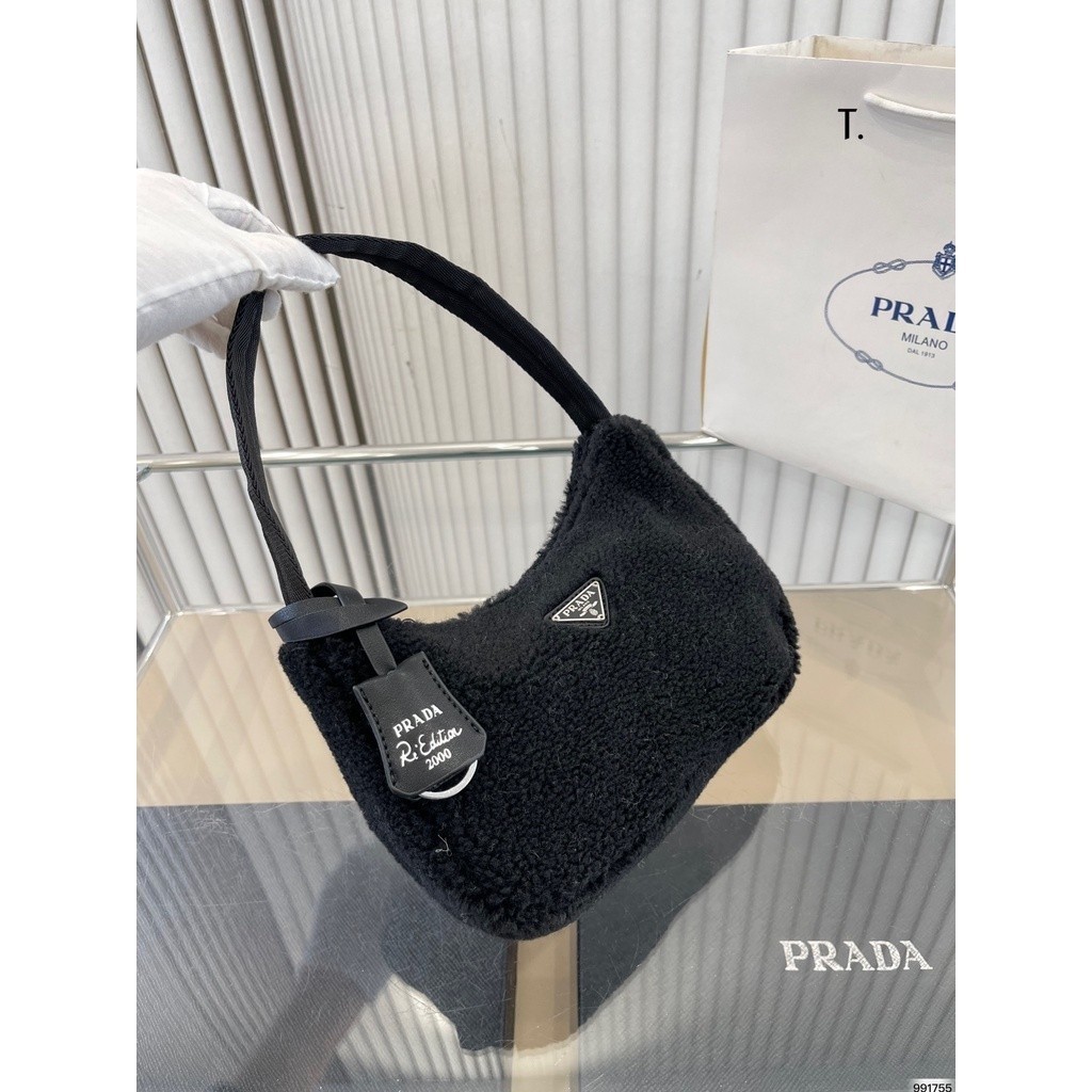 Furry Handbag Underarm Bag Size: 2 3m