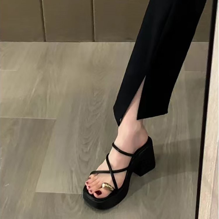 รองเท ้ าส ้ นสูงพลิกนิ ้ วเท ้ าผู ้ หญิงหนา Soled รองเท ้ าส ้ นหนา PU ยาง