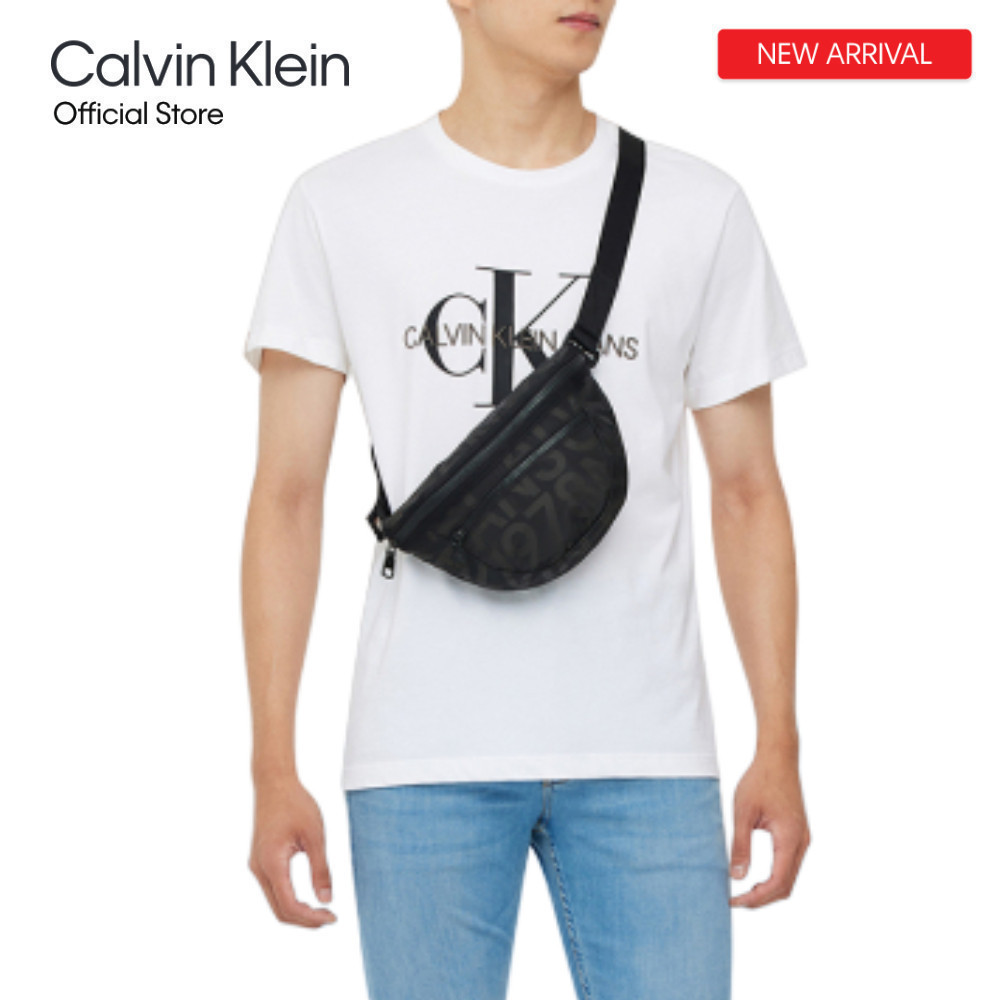 Calvin Klein กระเป๋าสะพายข้างผู้ชาย รุ่น HH3830 001 ทรง Reversible Saddle Bag - สีเทา