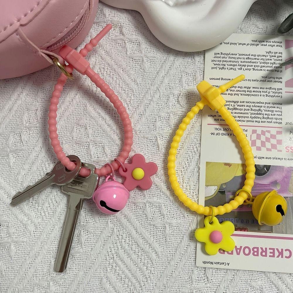 จี้ดอกไม้ YURUYI พร้อมกระดิ่งแขวนเครื่องประดับกระเป๋าจี้,น่ารักซิลิโคนสีลูกกวาดคู่พวงกุญแจอุปกรณ์เสริมกระเป๋า