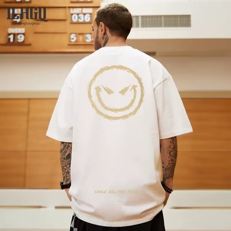 เสื้อยืดแขนสั้นสำหรับผู้ชาย แบรนด์แฟชั่นหลวมบางแขนครึ่งออกแบบอเมริกันยิ้มหน้าเสื้อยืด