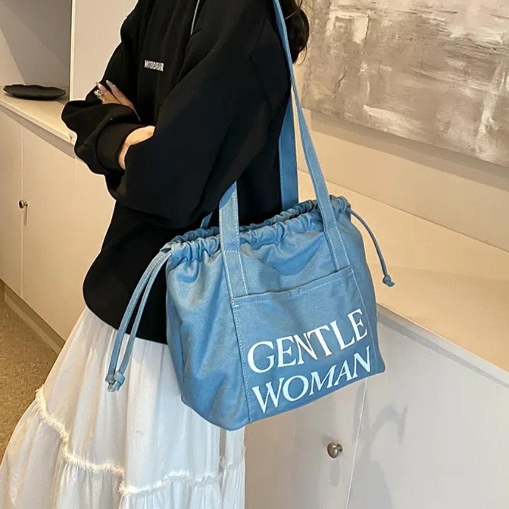 กระเป๋าสะพายไหล่ SEVENHALF Gentlewoman, กระเป๋าผ้าเดนิมหูรูดพิมพ์ลายตัวอักษร, ช้อปปิ้งแม่เหล็กจีบความจุขนาดใหญ่กระเป๋าถังหญิง