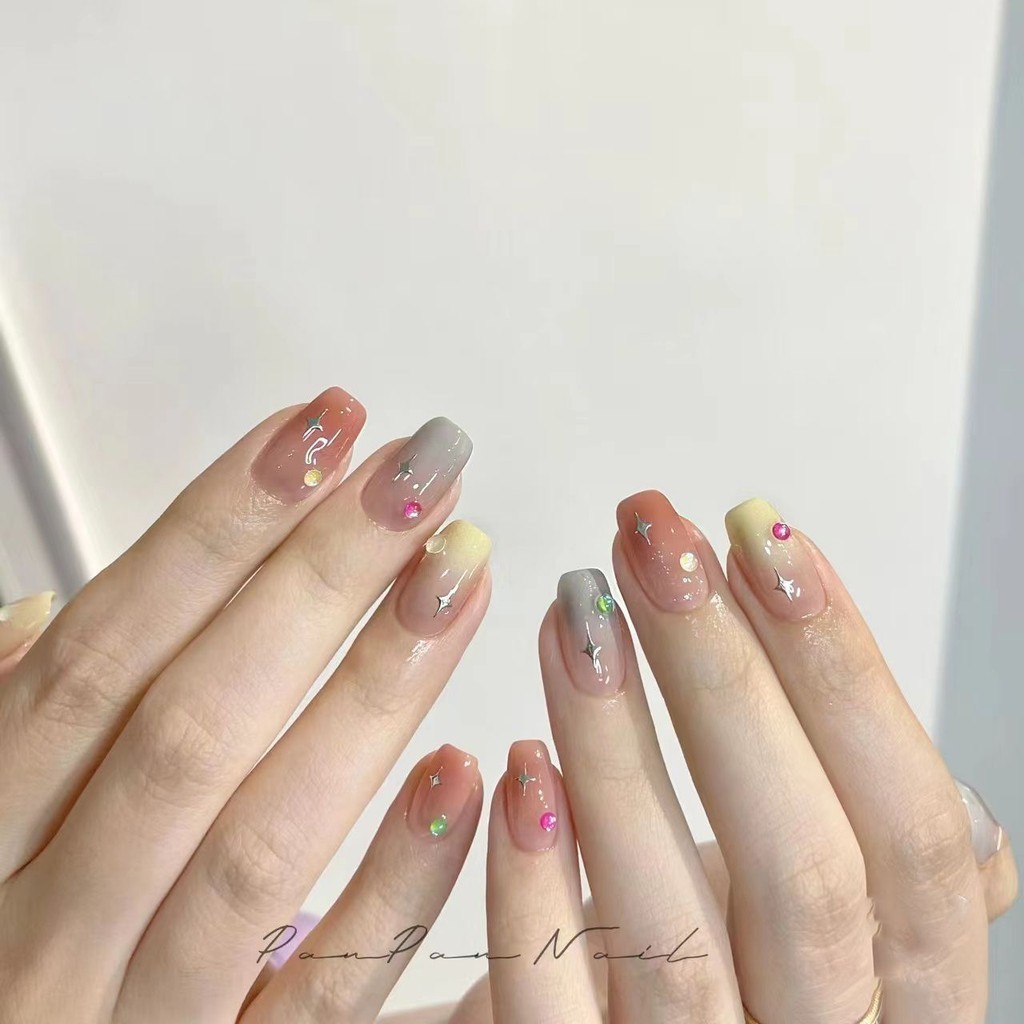 ทําเล็บมือที่ทําด้วยมือสวมใส่เล็บสติกเกอร์เล็บไล่โทนสีฝรั่งเศสหวานเย็นสาวร้อนสไตล์คลาสสิกสวมใส่เล็บ