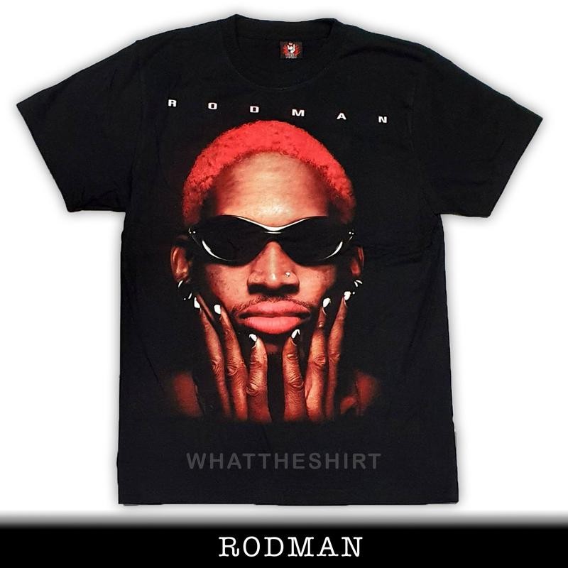 เสื้อยืด เสื้อผู้ชายบาสเกตบอล 丹尼斯·罗德曼(dennis Rodman) สไตล์แฟชั่นกีฬา เสื้อยืดสีน้ำตาลพื้นหลังดำจากผ้าฝ้าย มีฉากด้วยตัวอักษร "RODMAN" และ "WHATTHESHIRT" แสดงภาพด้วยรูปของดาราบาสเกตบอล罗德曼 การออกแบบมีความเป็นเอกลักษณ์สูง
