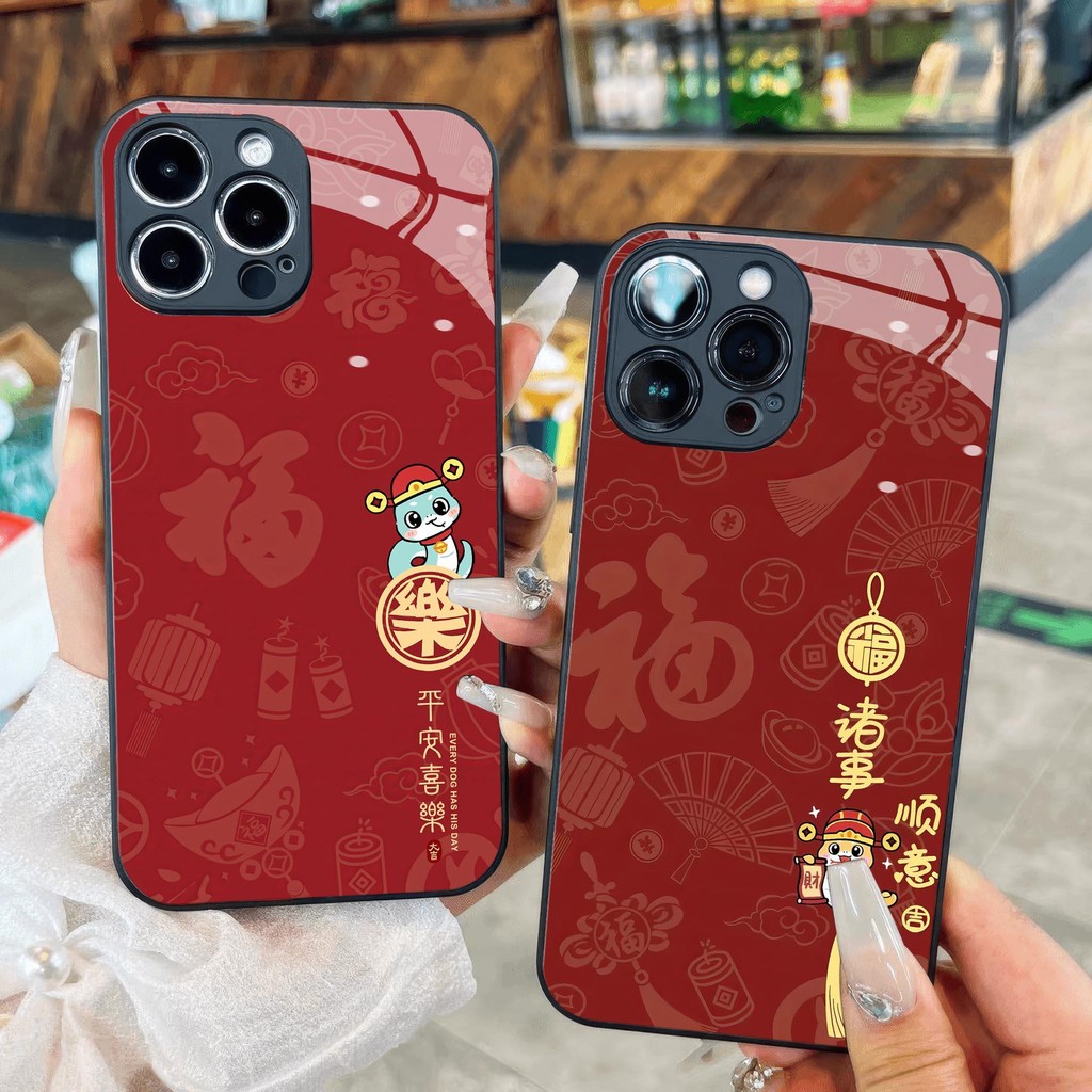 เคสแก้วงูเทพเจ้าแห่งความมั่งคั่งพื้นหลังสีแดง 2025 การออกแบบ Tet สําหรับ iPhone 17 16 15 14 13 12 11