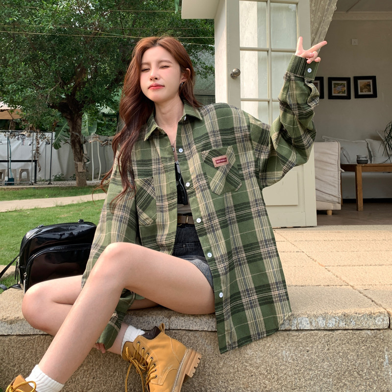 ฤดูใบไม้ร่วง 2025 เสื้อเชิ้ตลำลองสไตล์ฮ่องกงใหม่ ลายตาราง คอโปโล หลวม กระชับสัดส่วน เสื้อแจ็คเก็ตผู้