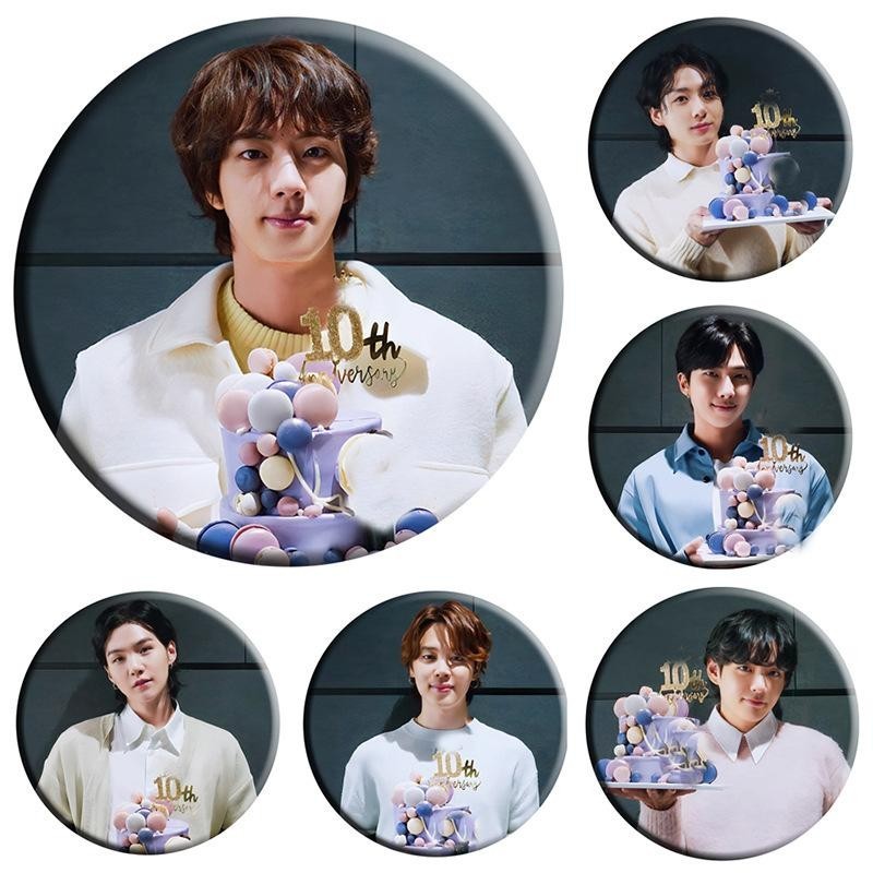 Tinplate Badge เข็มกลัด โลหะผสม ขนาด 58MM ลาย KPOP NewJeans BLACKPINK BTS Stray Kids IVE JISOO เครื่องประดับ