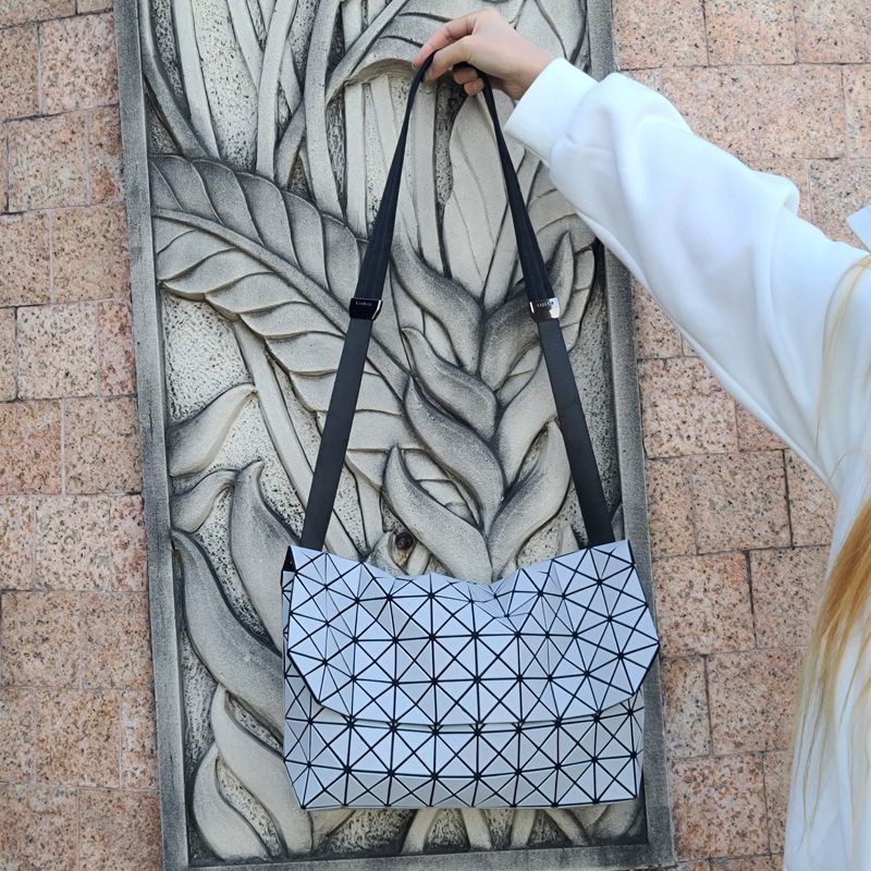ญี ่ ปุ ่ น Miyake Diamond ผู ้ ชาย Cross-body One-shoulder Rock กระเป ๋ า Messenger กระเป ๋ าแม ่ เหล ็ กปุ ่ ม Matte หนัง Grain