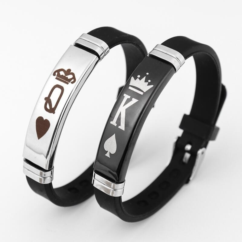 ผู ้ ชายและผู ้ หญิงแฟชั ่ นสแตนเลสหนังสีดํา King และ Queen Letter Emblem คู ่ ซิลิโคนสร ้ อยข ้ อมือเครื ่ องประดับอุปกรณ ์ เสริม