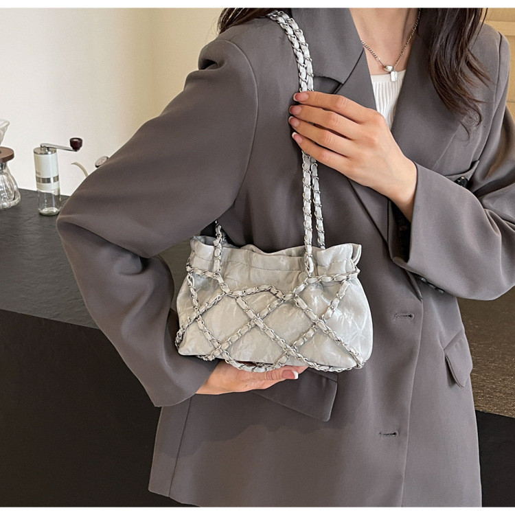 Boen Niche Chain กระเป๋าสะพายกระเป๋าผู้หญิงฤดูร้อนสไตล์ใหม่แฟชั่นอินเทรนด์ High-End All-Match Chain แบบพกพาใต้วงแขนกระเป๋า
