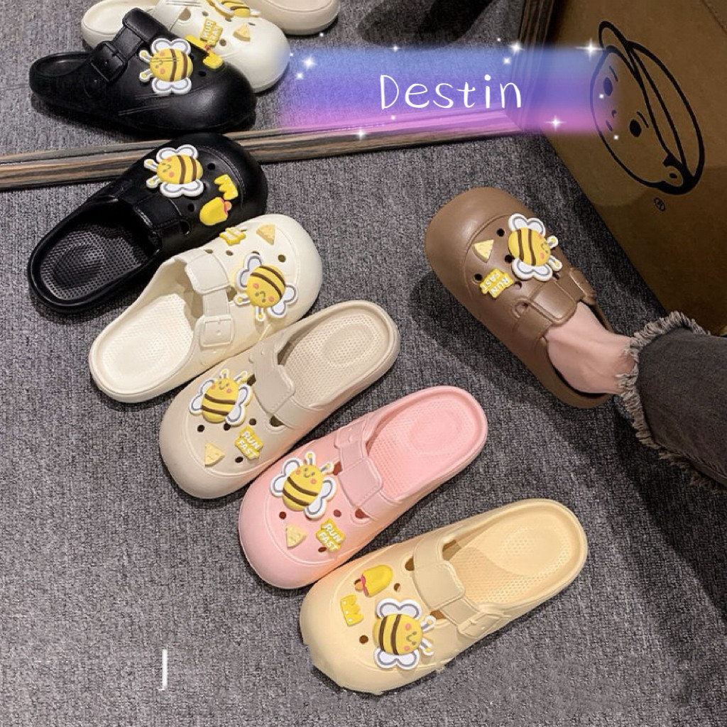 Destin พร้อมส่งจากไทย (TO-401) รองเท้าหัวโต สายคาด แต่งตุ๊กตาน้องผึ้งน่ารัก มีสามสีทนทาน