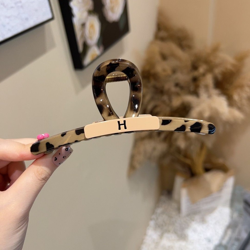 2025 เสือดาวพิมพ์ High-End Shark H Letter Contrast Shark Clip