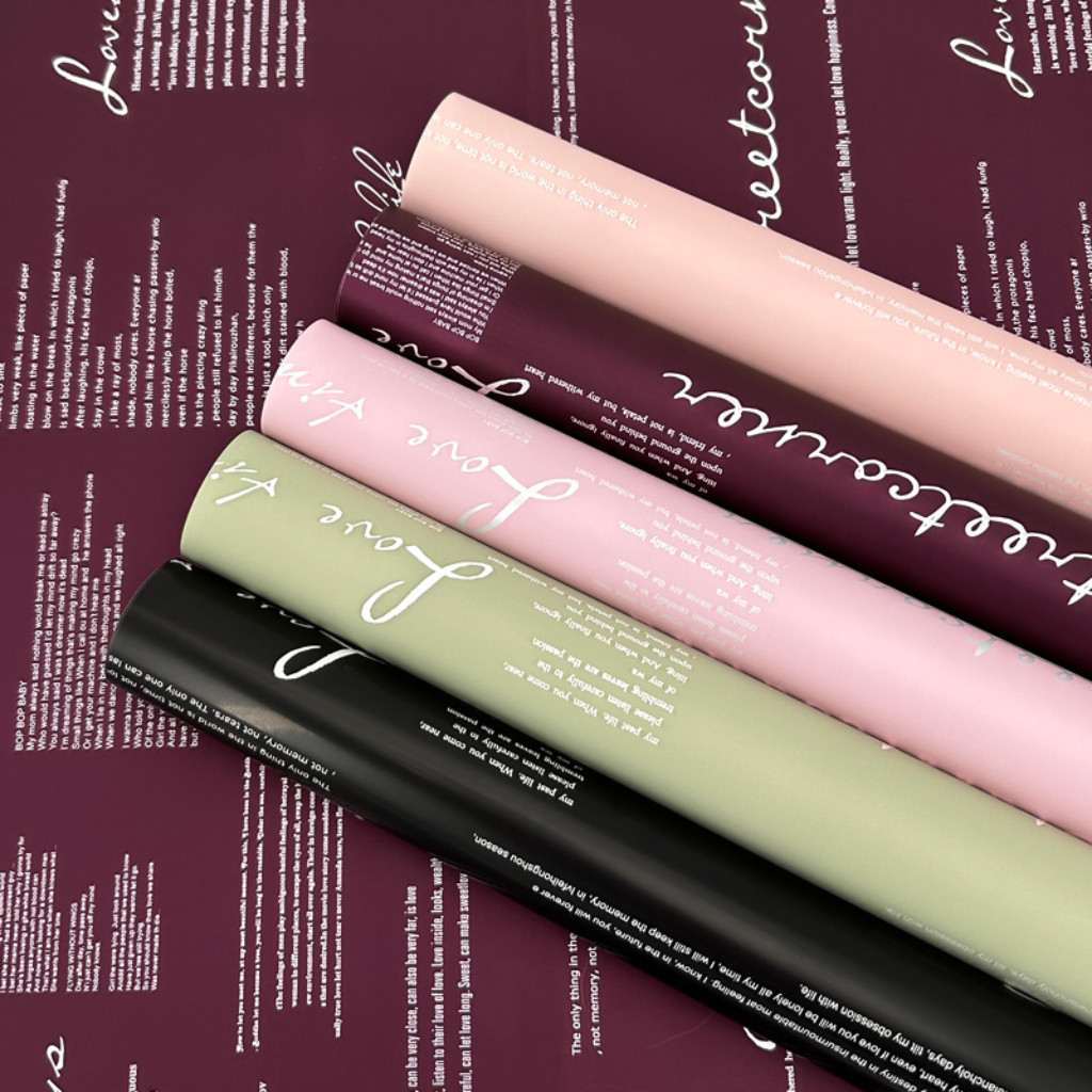 กระดาษฟลาวด์ลายตัวอักษร ขนาด 58x58 ซม. กระดาษห่อดอกไม้ กันน้ำ100% แผ่นพลาสติกห่อดอกไม้ อุปกรณ์จัดช่อดอกไม้ ดอกไม้ปลอม