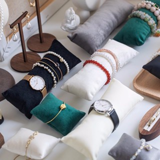 สร้อยข้อมือนาฬิกาแสดงหมอนกํามะหยี่เครื่องประดับกําไลข้อมือผู…