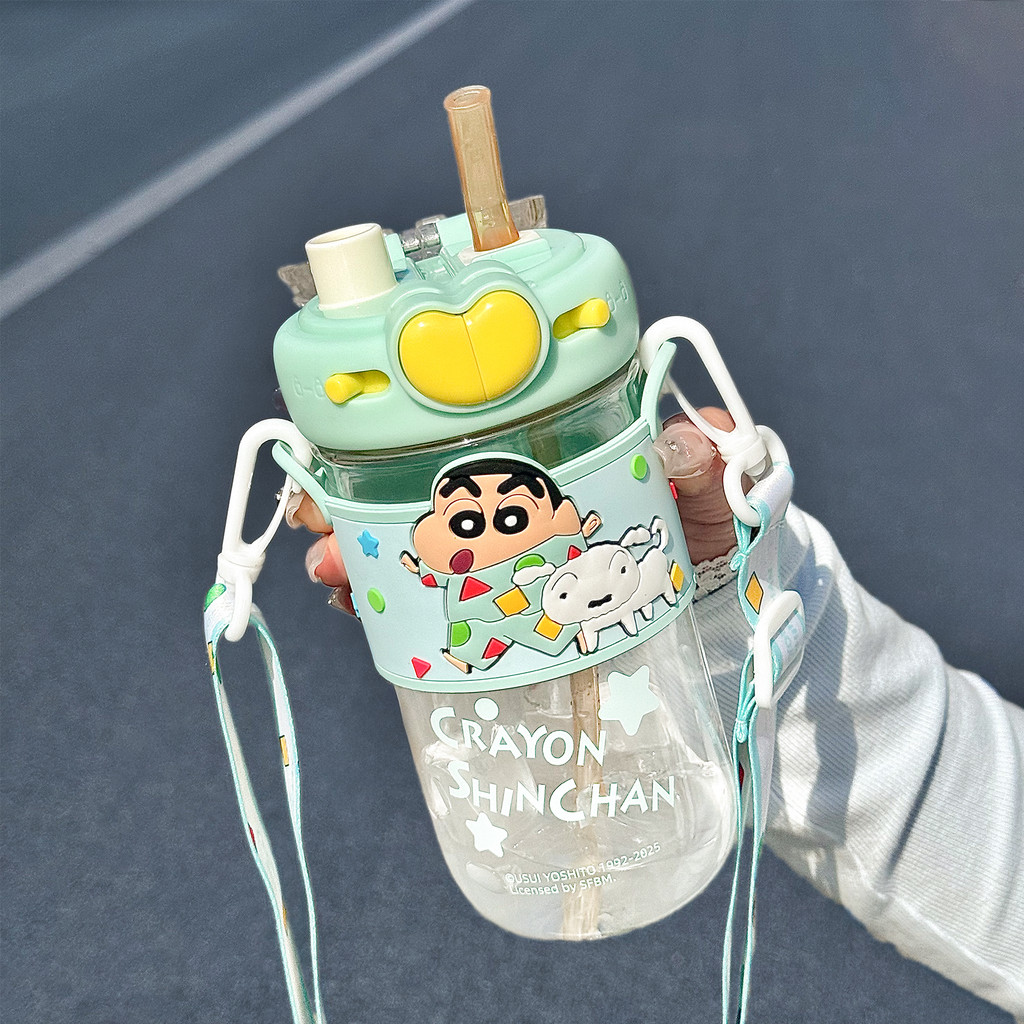 ขวดน้ํา2in1 Crayon Shinchan แก้วน้ำแก้วน้ำพลาสติกชินจัง Tritan/580ML กระติกน้ําห้อยค ถ้วยฟางเด็กนักเรียนของขวัญถ้