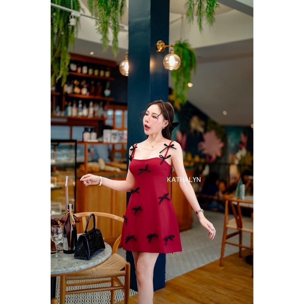 PT.shop (พร้อมส่ง) Kathalyn13 เดรสกระโปรงสายเดี่ยว หน้าอกเว้า แต่งโบว์น่ารักๆ PT