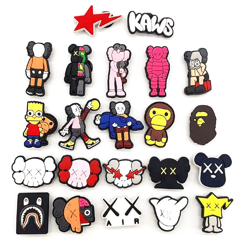 【สามารถเลือกได้】Kaws Series ของตกแต่งรองเท้า Crocs Charms สําหรับ Clogs Bubble Slides รองเท้าแตะ PVC อุปกรณ์เสริมสําหรับของขวัญวันเกิดคริสต์มาส