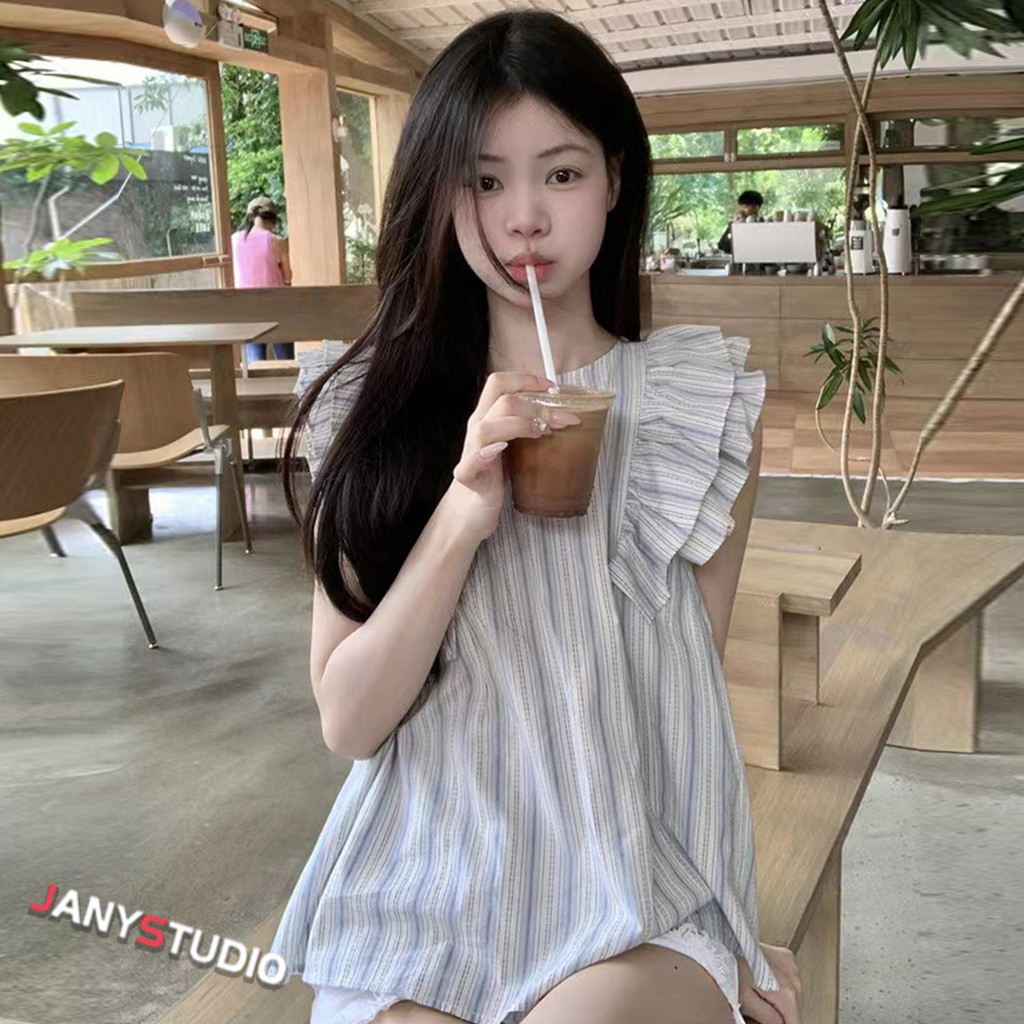 เสื้อแขนกุดแต่งระบาย ลายทางสีฟ้าอ่อน คอกลม สไตล์มินิมอล