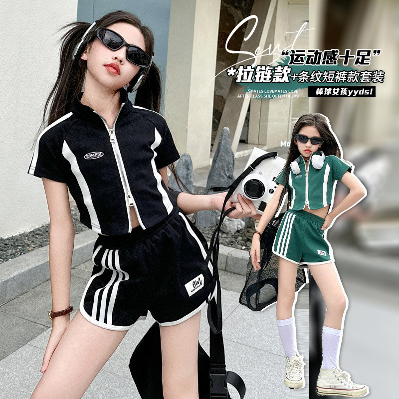 ชุดกีฬาหญิงฤดูร้อน 2024 เด็กสไตล์ใหม่สั้นซิปด้านบน + กางเกงขาสั้นชุดสองชิ้น