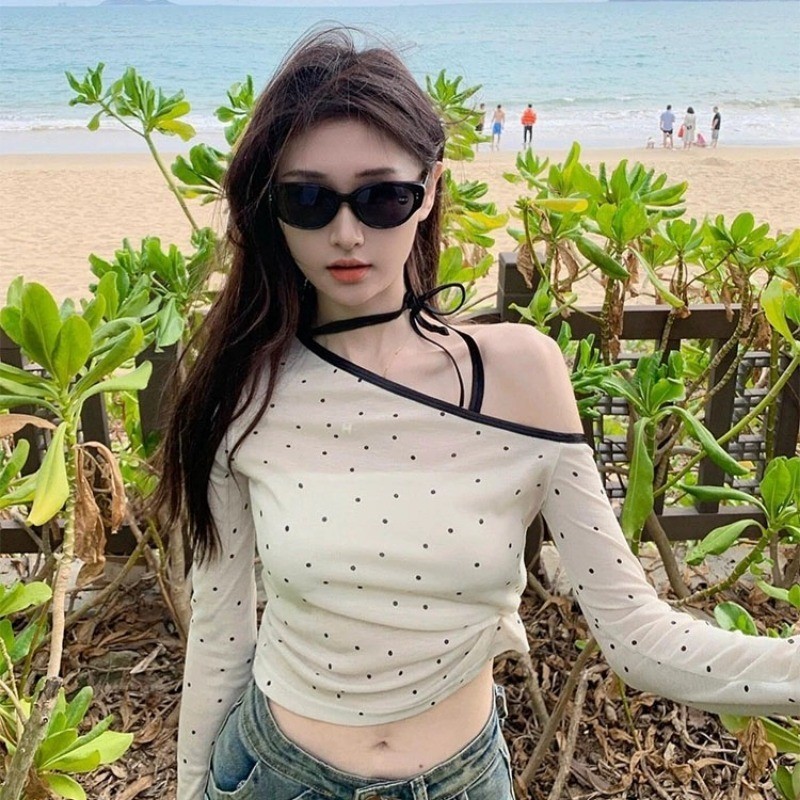 จัดส่งในกรุงเทพฯ ฤดูร้อนเซ็กซี่รั่วไหลไหล่ออกแบบลายจุดตกแต่งแขนยาวเสื้อยืดสำหรับผู้หญิง