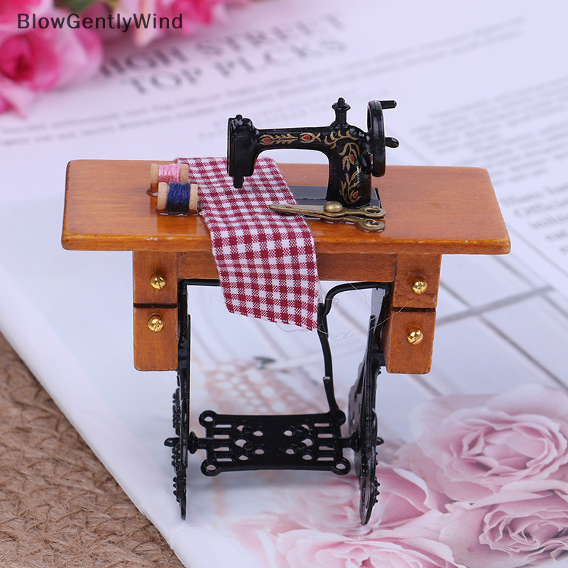 Blowgentlywind Dollhouse เฟอร์นิเจอร์จิ๋ว จักรเย็บผ้าขนาดเล็ก โต๊ะผ้า ตกแต่ง 1:12 ของเล่น BGW