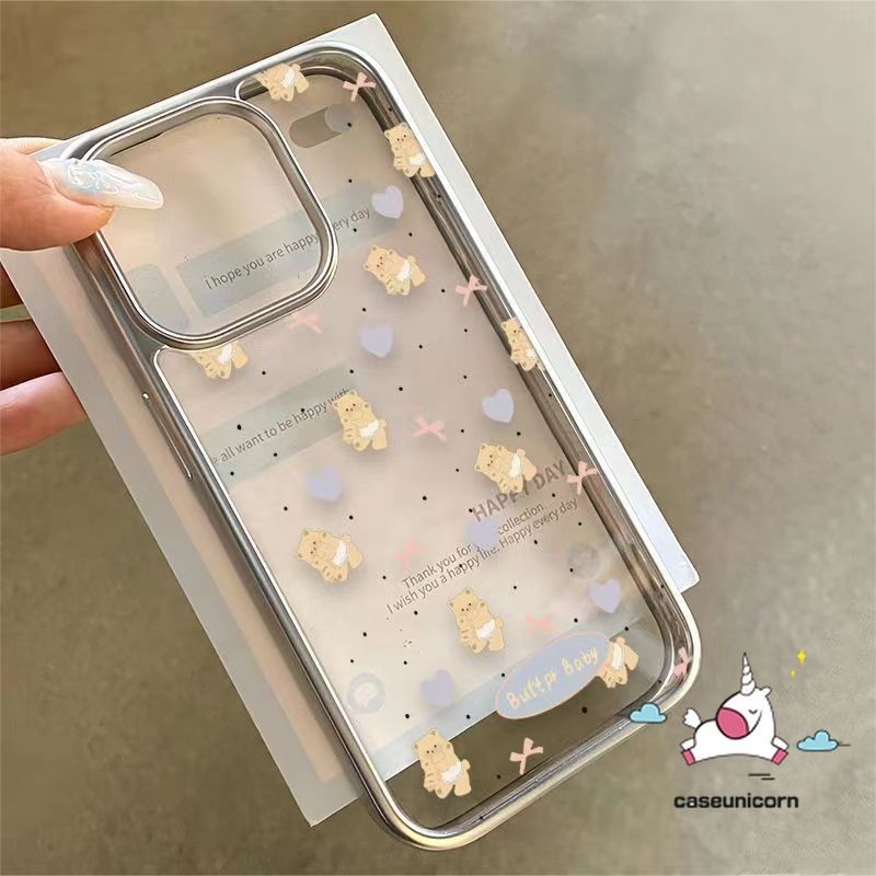 หรูหราชุบเลนส์กรอบสําหรับ IPhone 7Plus 14 16 11 12 XR 15 13 Pro Max 16 8 7 15 14 Plus Xs Max X SE 2020 หมีน่ารักหัวใจรัก Doodle การ์ตูนดอกไม้โบว์กรณี