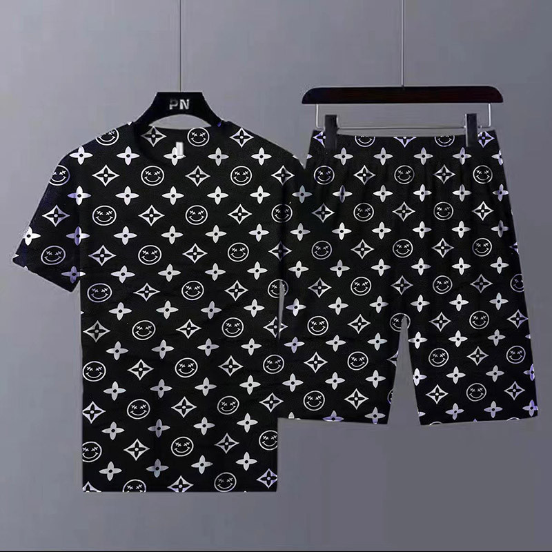 ZJ HOMEชุดเซ็ตผู้ชาย เสื้อยืดแขนสั้น กางเกงวอร์มขาสั้น เสื้อผ้าแฟชั่นผู้ชาย สไตล์เกาหลี เสื้อยืดคอกลม+กางเกงขาสั้น