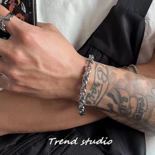 สร้อยข้อมือแบบเกลียวบิดมีสไตล์ การออกแบบที่คดเคี้ยวหลายชั้นสามมิติมาก ทำจากสแตนเลส มีหลายสไตล์ให้เลือก พร้อมส่งจากไทย