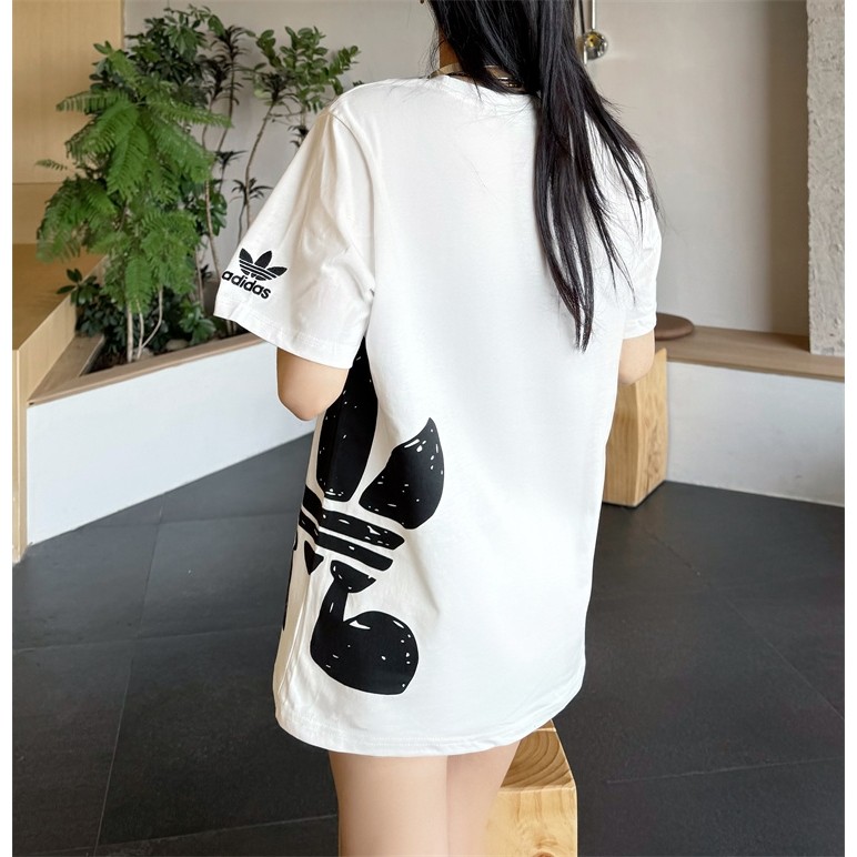 ADIDAS อาดิดาส ต้นฉบับ ผู้ชายและผู้หญิงด้านข้างพิมพ์โลโก้ขนาดใหญ่หลวมคอกลมแขนสั้น