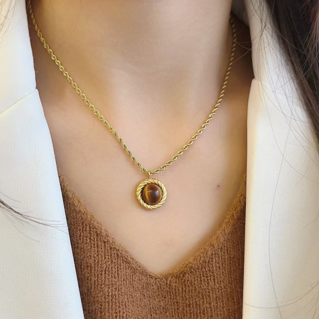 Ht Retro ไทเทเนียมเหล็ก Twist Chain Tiger Eye Stone จี้สร้อยคอ High-End สแตนเลสชุบ 18K Gold เครื่องประดับ