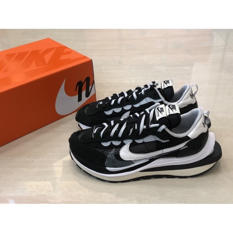 Special Offer Sacai x Nike Vaporwaffle รองเท้าวิ่ง แต่งตะขอคู่ สีดํา เทา CV1363-001