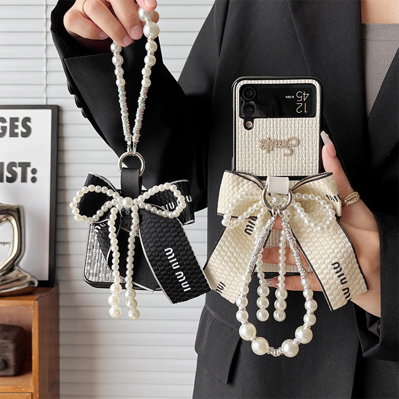 Samsung Galaxy Z Flip 6 5 4 3 zflip4 zflip6 zflip5 5G ผู ้ หญิงหรูหราแฟชั ่ น Bling Smile น ่ ารัก Pearl Bow สร ้ อยข ้ อมือเพชร Hand Chain ฝาครอบหนังป ้ องกัน