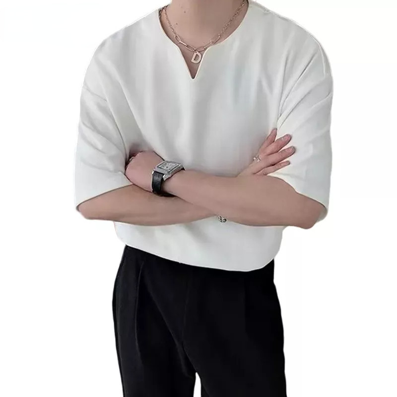 เสื้อยืดผู้ชายที่เป็นผู้ใหญ่และมั่นคงพร้อมสัมผัสแห่งดีไซน์และสัมผัสแห่งความหรูหราคอวีแขนสั้น