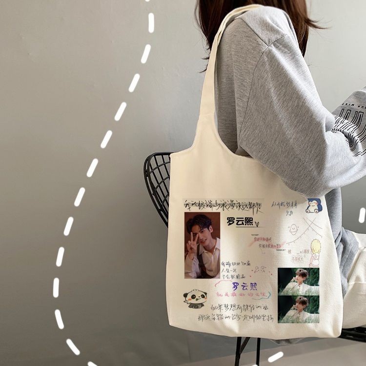 สินค ้ าใหม ่ Luo Yunxi สินค ้ า Photo Canvas Bag ที ่ กําหนดเองสนับสนุนของขวัญสไตล ์ เดียวกันกระเป ๋ าเดินทางแบบพกพากระเป ๋ าเป ้ สะพายหลังกระเป ๋ าสะพายไหล ่ ในเหตุการณ ์