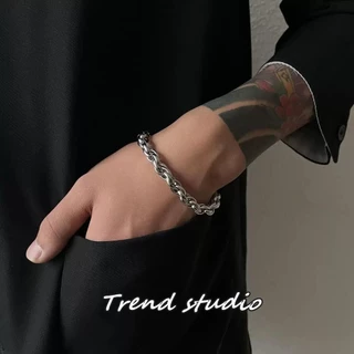สร้อยข้อมือแบบเกลียวบิดมีสไตล์ การออกแบบที่คดเคี้ยวหลายชั้นสามมิติมาก ทำจากสแตนเลส มีหลายสไตล์ให้เลือก พร้อมส่งจากไทย