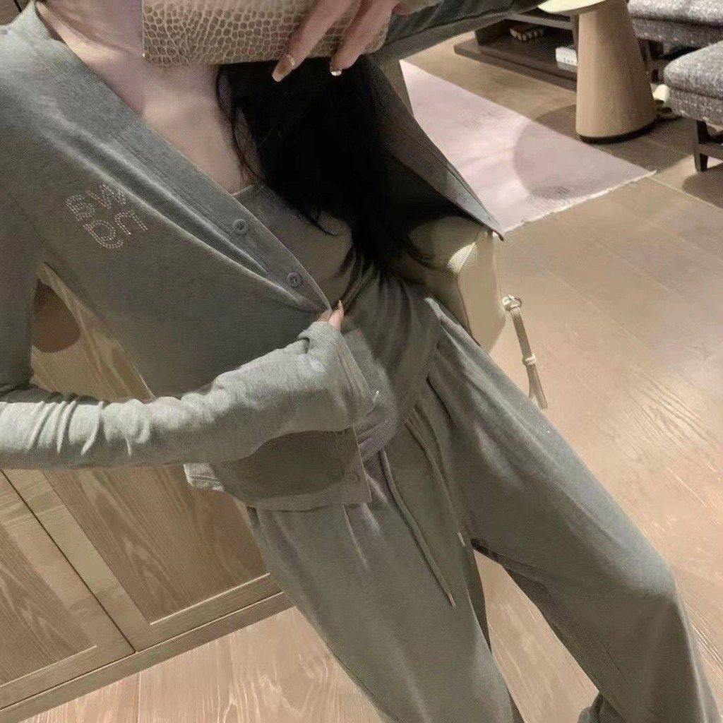 [คลังสินค้าพร้อม] เวอร์ชั่นเกาหลีชุดสูทสามชิ้นเพชรชุดลําลอง 2025 ตัวอักษรสไตล์ใหม่แจ็คเก็ตขนาดเล็กสลิงคาร์ดิแกนกางเกงขากว้างสูท - รูปที่ 6