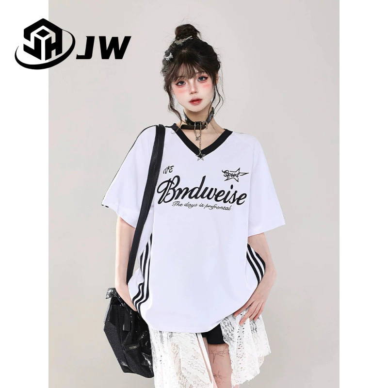 2025 เสื้อกีฬาแขนสั้นคอวีหวานแฟชั่นใหม่ เจอร์ซีย์น่ารักสำหรับเด็กผู้หญิง สไตล์เกาหลี แฟชั่นแห้งเร็ว น้ำหนักเบา สบาย คู่แขนสั้น สไตล์ฮิปฮอปหลวม ผ้าแฟชั่นสตรีท สไตล์เกาหลี ยูนิเซ็กซ์ เสื้อฟุตบอลหลวมขนาดใหญ่ เสื้อยืดกีฬาผู้หญิง thumbnail 4