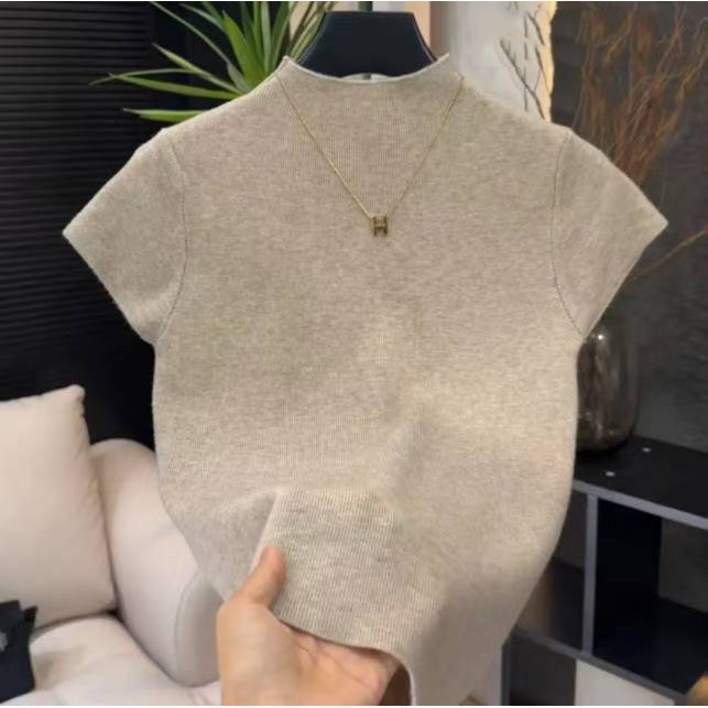 เสื้อยืดแขนสั้นคอเต่าครึ่งตัวสำหรับผู้หญิง 2025 ใหม่ฤดูร้อน ทรงเข้ารูป เสื้อเบสที่หรูหรา เสื้อถักจาก