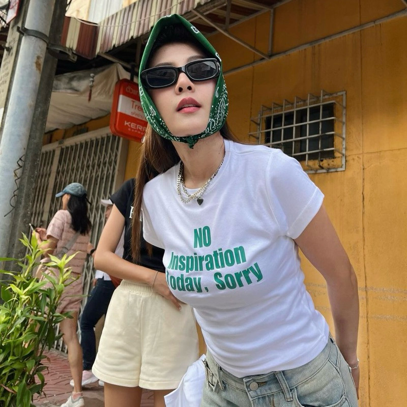(จัดส่งตลอด 24 ชั่วโมง）Angle Official เสื้อทรง BABY TEE NO INSPIRATION TODAY ยืดหยุ่นและเพรียวบาง