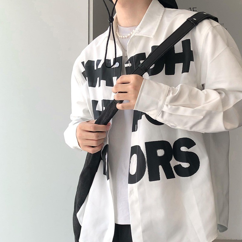 SUIKONE ซุยโคเนะ พิมพ์ตัวอักษรฤดูใบไม้ผลิเสื้อเชิ้ตแขนยาวสีขาวสไตล์อเมริกันผู้ชายและผู้หญิงหลวมเสื้อสไตล์ขี้เกียจ