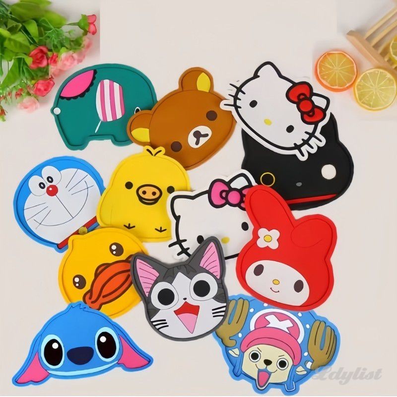 ღ ที่รองแก้ว Stitch Hellokitty อุปกรณ์ต่อพ่วง แผ่นรองแก้ว PVC กันลื่นพร้อมฉนวนกันความร้อน ที่รองแก้วลายตัวการ์ตูนแอนิเมชั่น เครื่องใช้บนโต๊ะอาหารสำหรับเด็ก ราคาถูก Shopee Lazada