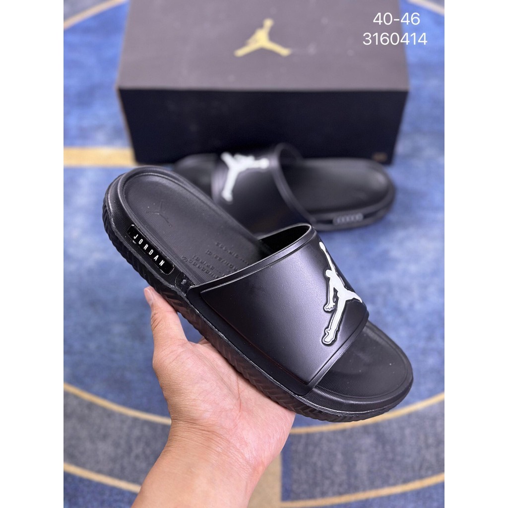 Nike JORDAN JUMPMAN SLIDE รองเท ้ าแตะลําลองน ้ ําหนักเบารองเท ้ าชายหาดกันลื ่ นรองเท ้ าแตะระบายอากาศ