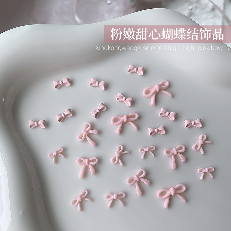เล็บผูกโบว์ 2025 สไตล์ใหม่ หวานใจ สีชมพูแบนด้านล่างผูกโบว์ขนาดใหญ่ขนาดเล็กผสมอุปกรณ์ทําเล็บสามมิติ