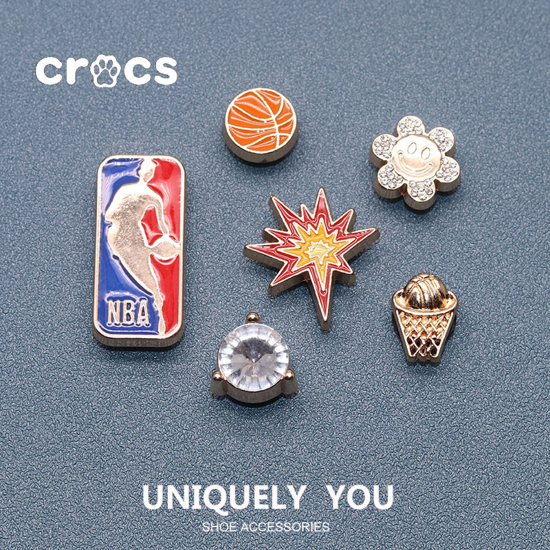 Crocs JIbbitz หัวใจโลหะ JIbbitz โลหะรองเท้าบาสเก็ตบอลหัวเข็มขัด charm Crocs อัญมณีดอกไม้รองเท้าอุปกรณ์เสริม
